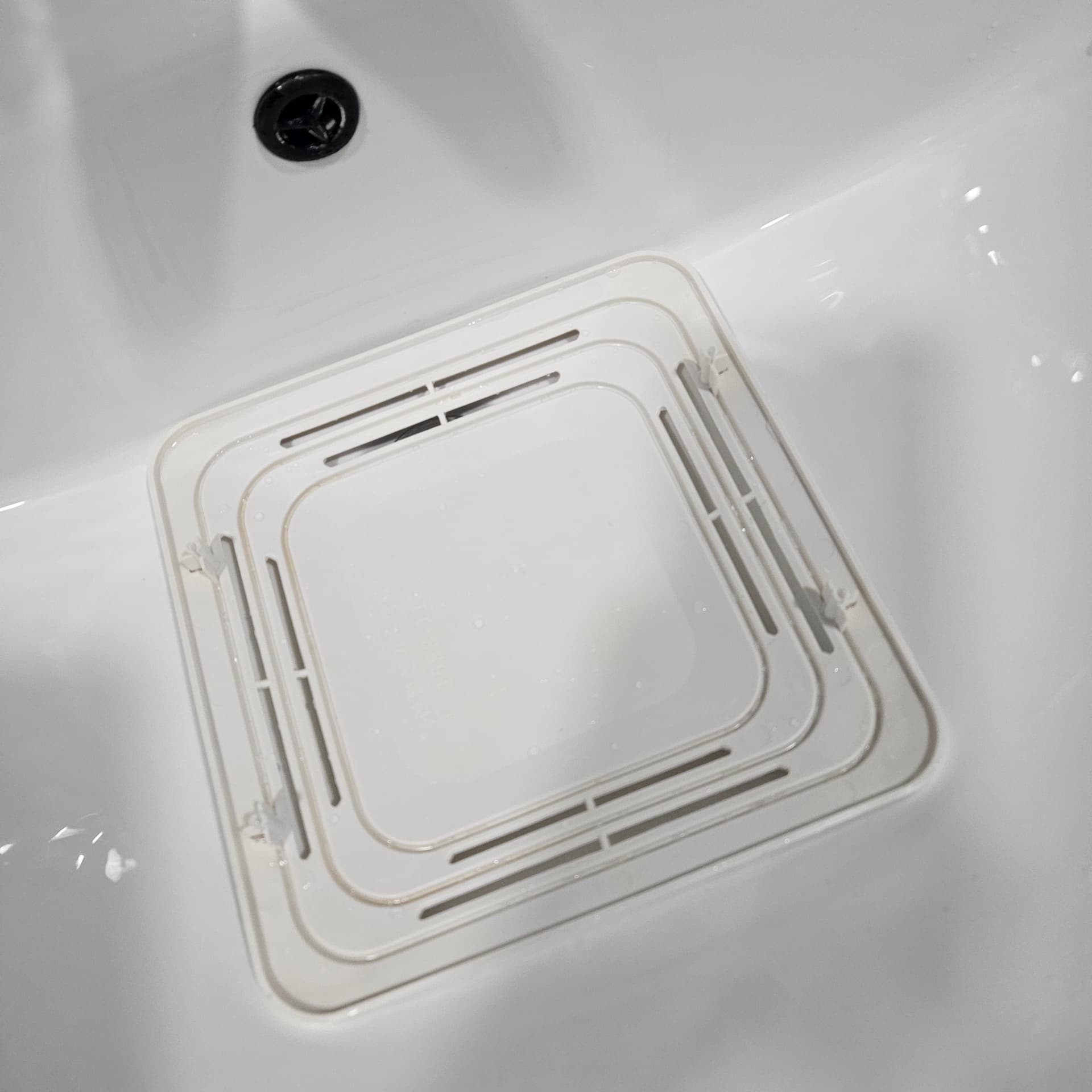 욕실 배수구 녹·오염 제거