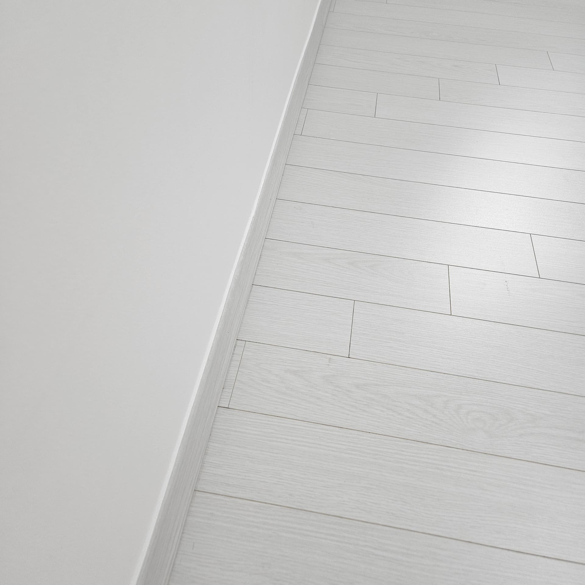 걸레받이·바닥 모서리 분진 제거 - 입주청소 시공사례 시공 후 - 전문 청소 완료