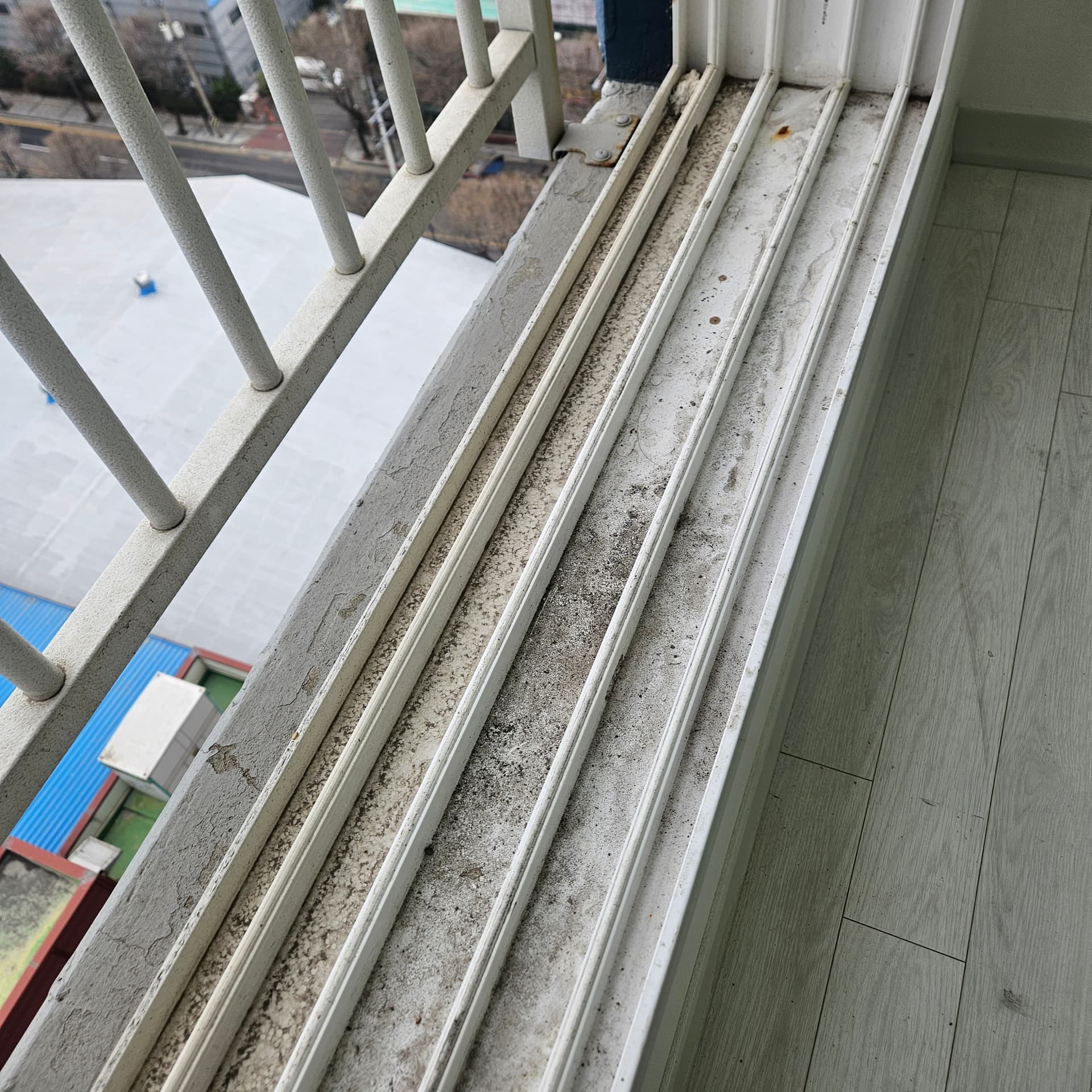 창틀 레일 먼지·이물질 청소 - 입주청소 시공사례 시공 전 - 청소 전 상태