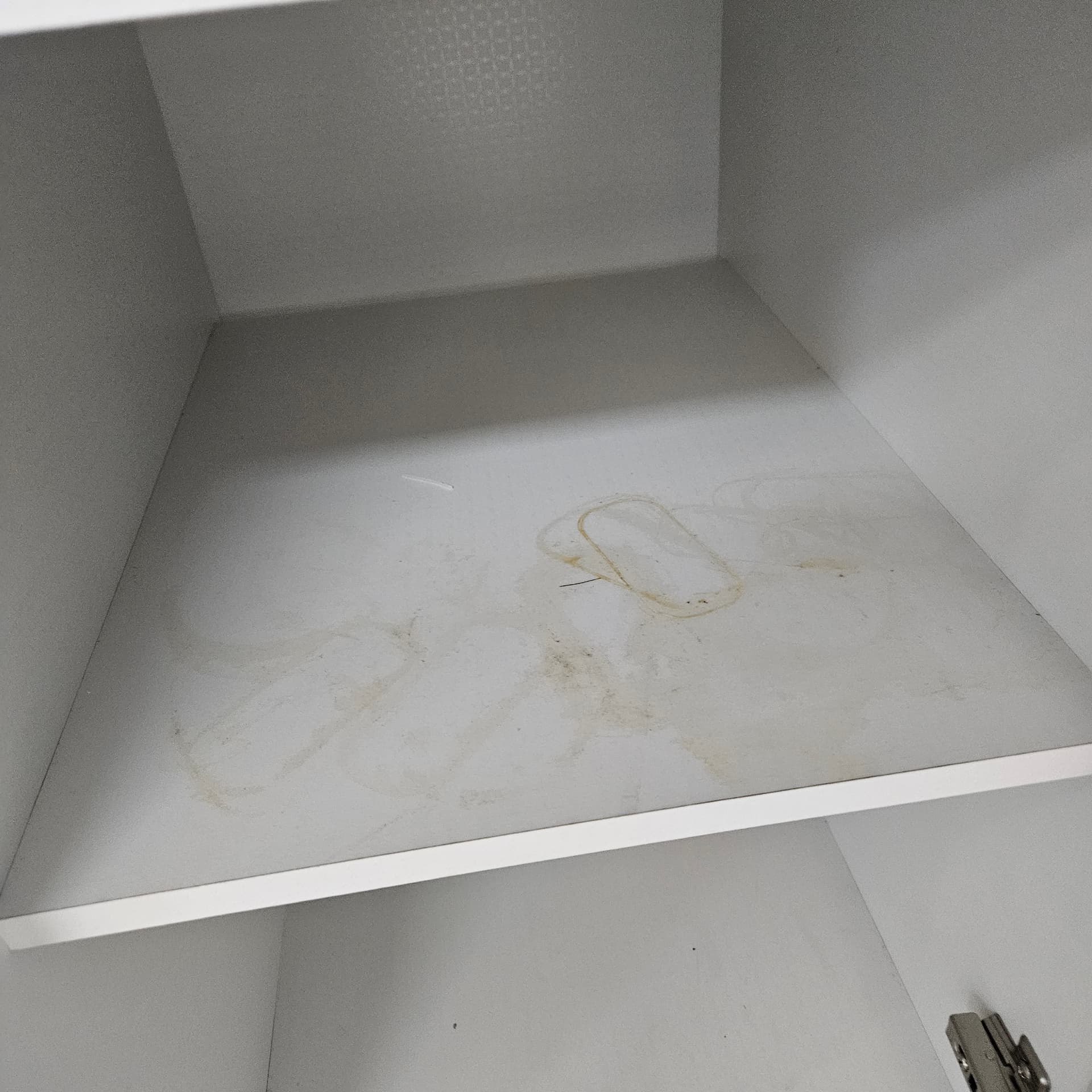 상부장 내부 얼룩 제거 - 입주청소 시공사례 시공 전 - 청소 전 상태