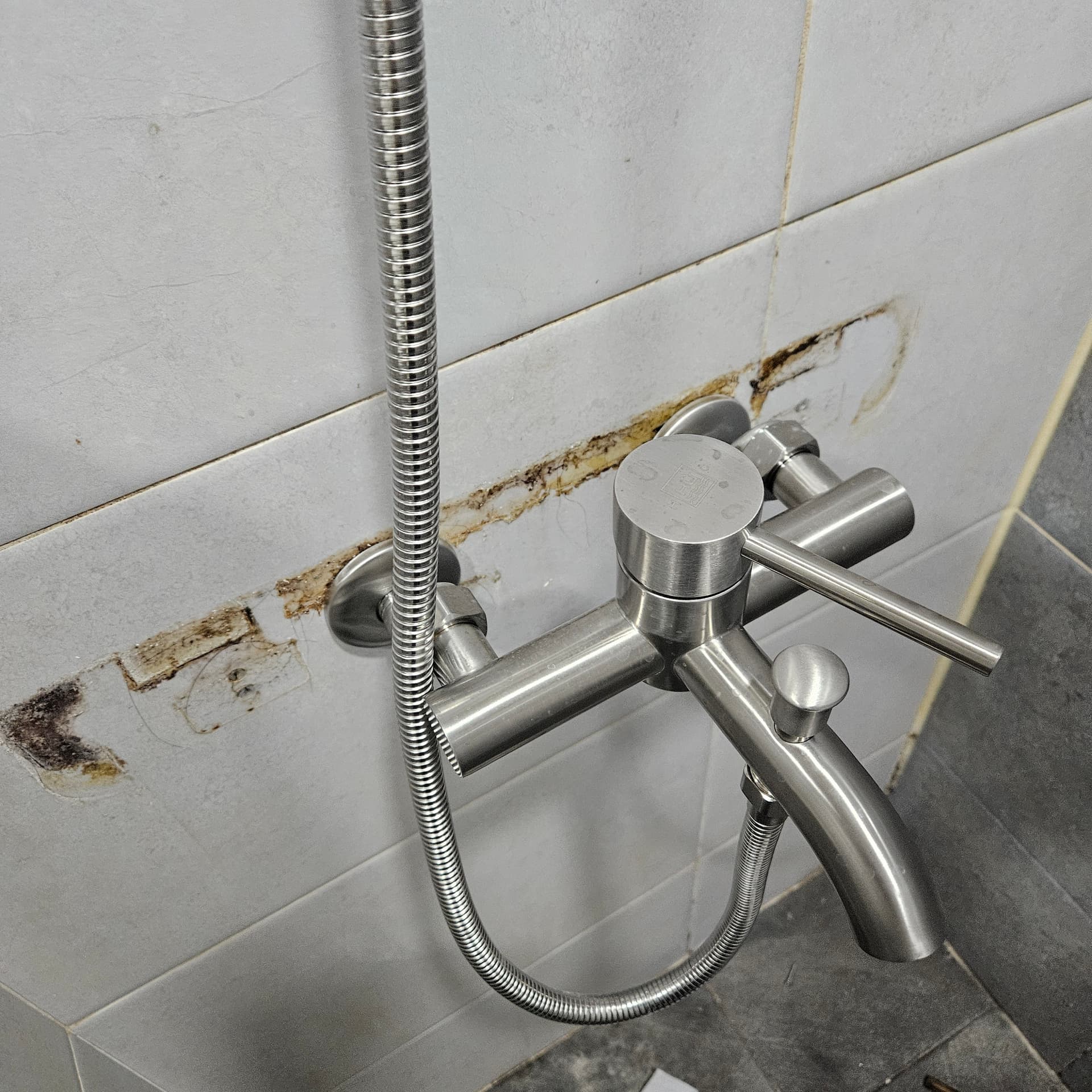 화장실 줄눈 곰팡이·물때 제거 - 입주청소 시공사례 시공 전 - 청소 전 상태